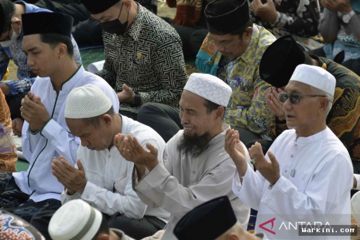 Ribuan Warga Lampung Gelar Salat Istisqa Minta Hujan Turun