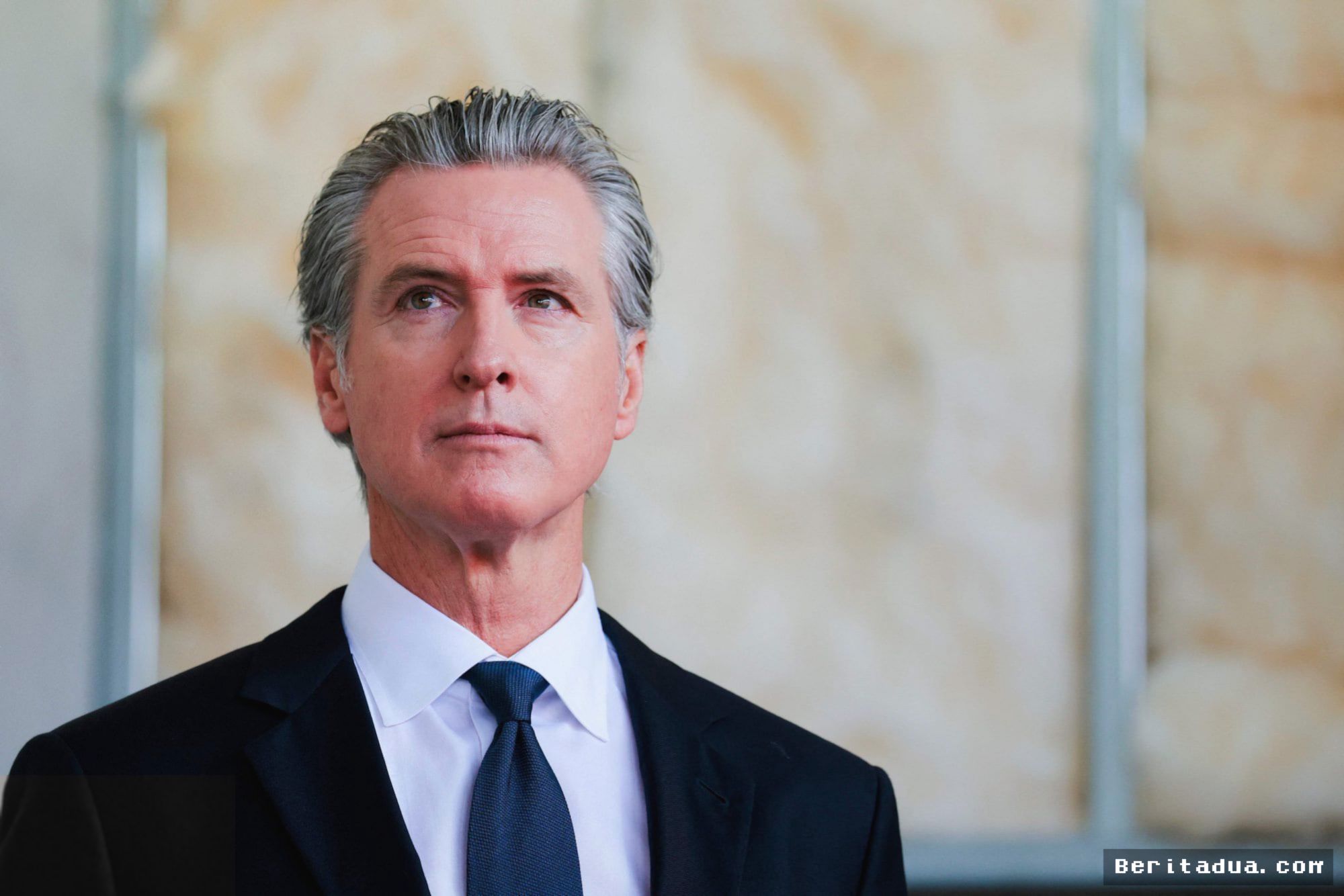 California — Newsom Pertimbangkan RUU Akses Rekaman 911 Pusat Detensi Migran