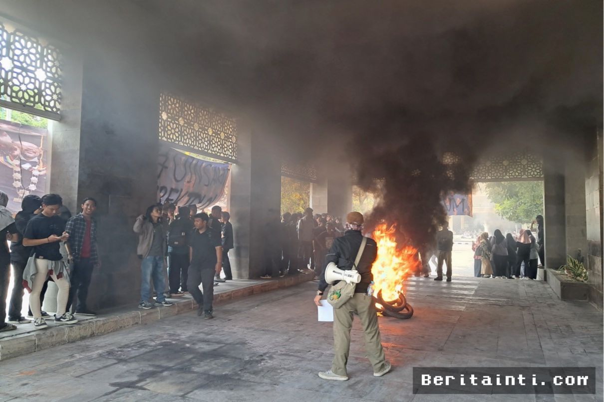 SURABAYA — Mahasiswa UINSA Demo Tolak Rektor dan Kehadiran Aparat