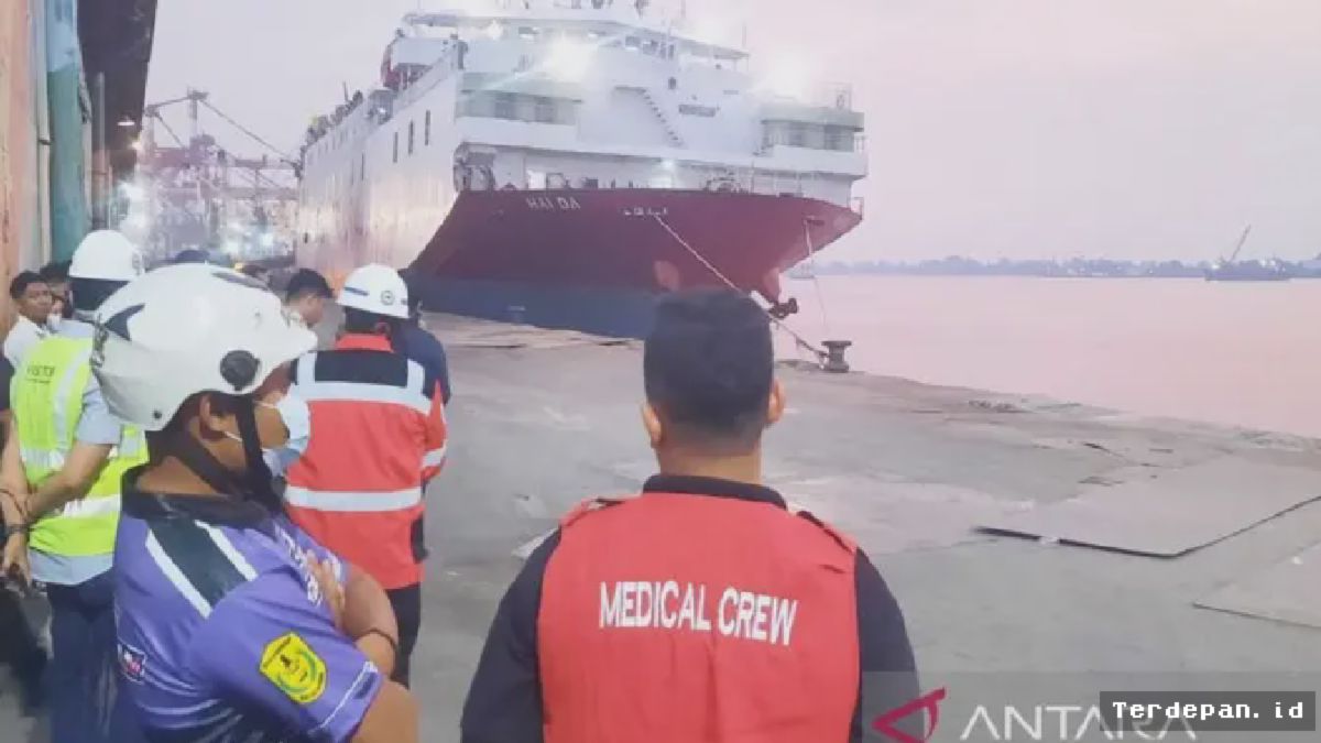 BANJARMASIN — MV Haida Evakuasi 49 Korban Selamat Virgo Transport 8
