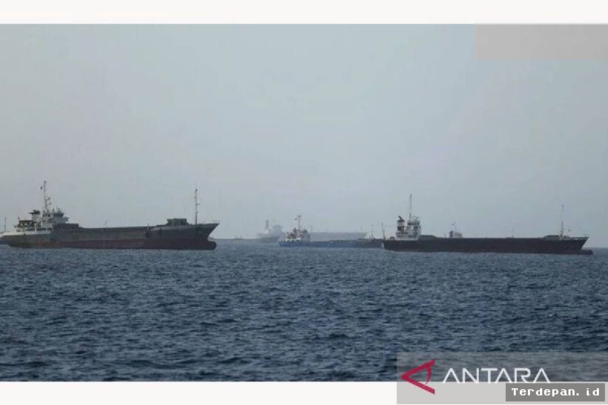 IRGC: Supertanker Meledak Dihantam Ranjau Laut di Selat Hormuz