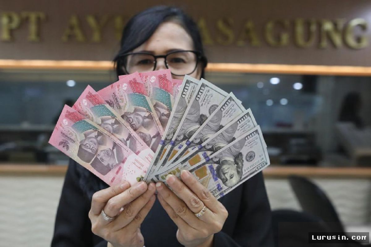 Rupiah Terperosok ke Rp17.696 Imbas Tekanan Global dan Isu Reshuffle Kabinet