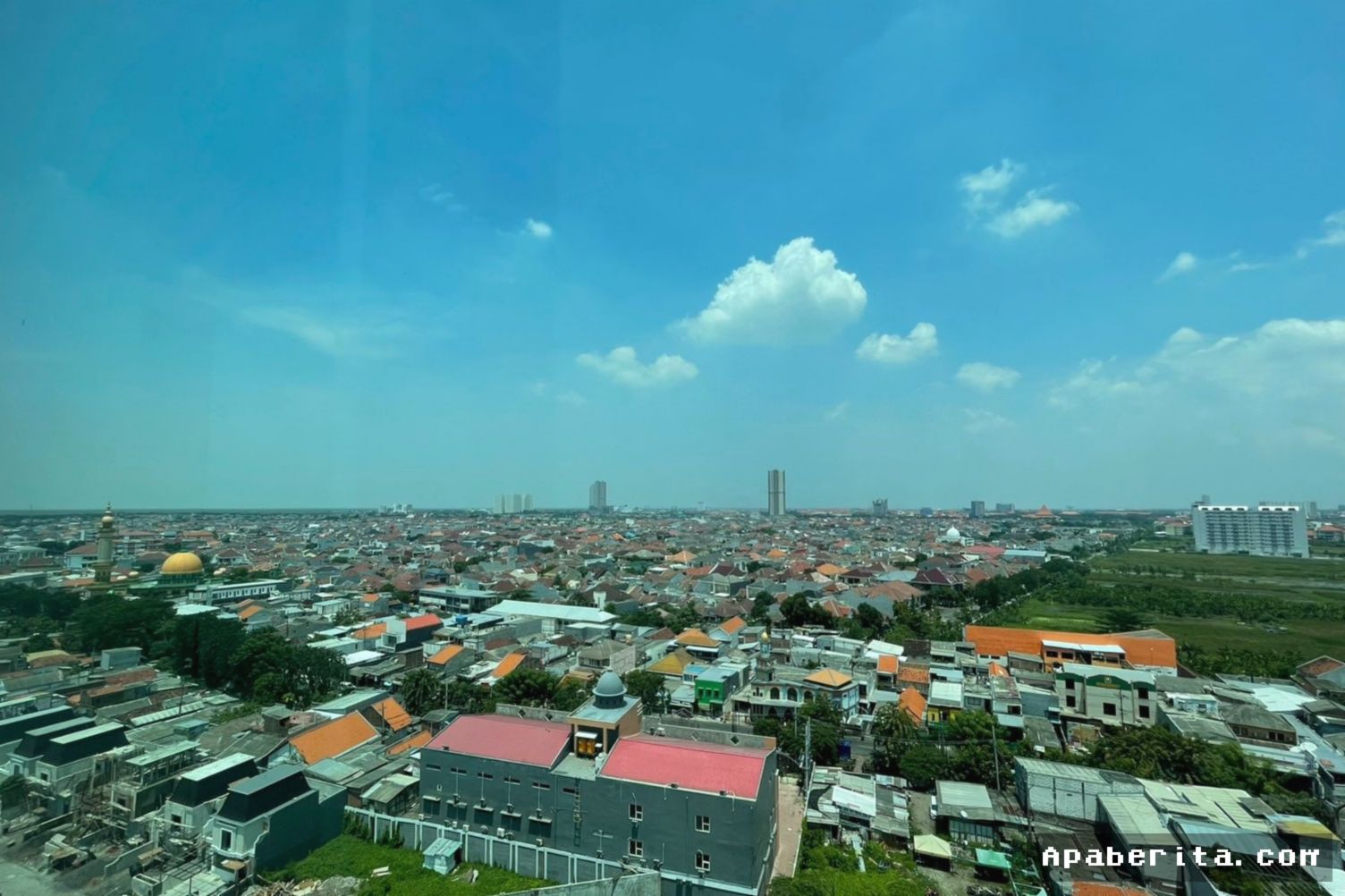 SURABAYA — BMKG Memperkirakan Cuaca Cerah Terik Menyengat Seharian