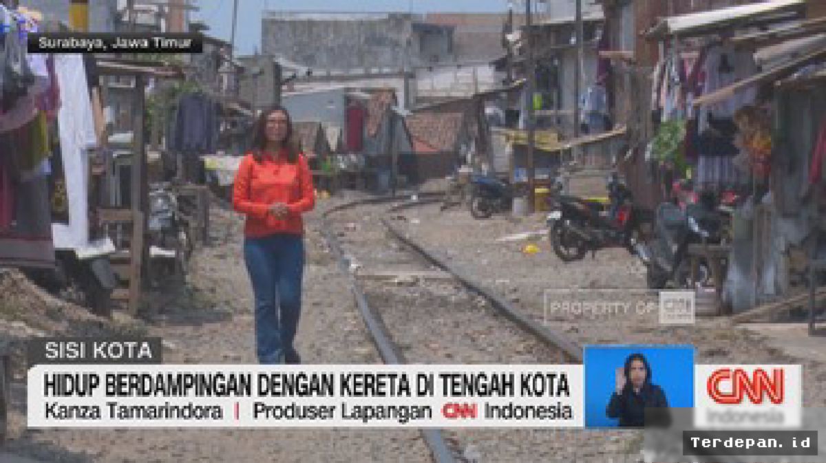 SURABAYA — Warga Bantaran Rel Kereta Bertahan Hidup di Jalur Ekstrem