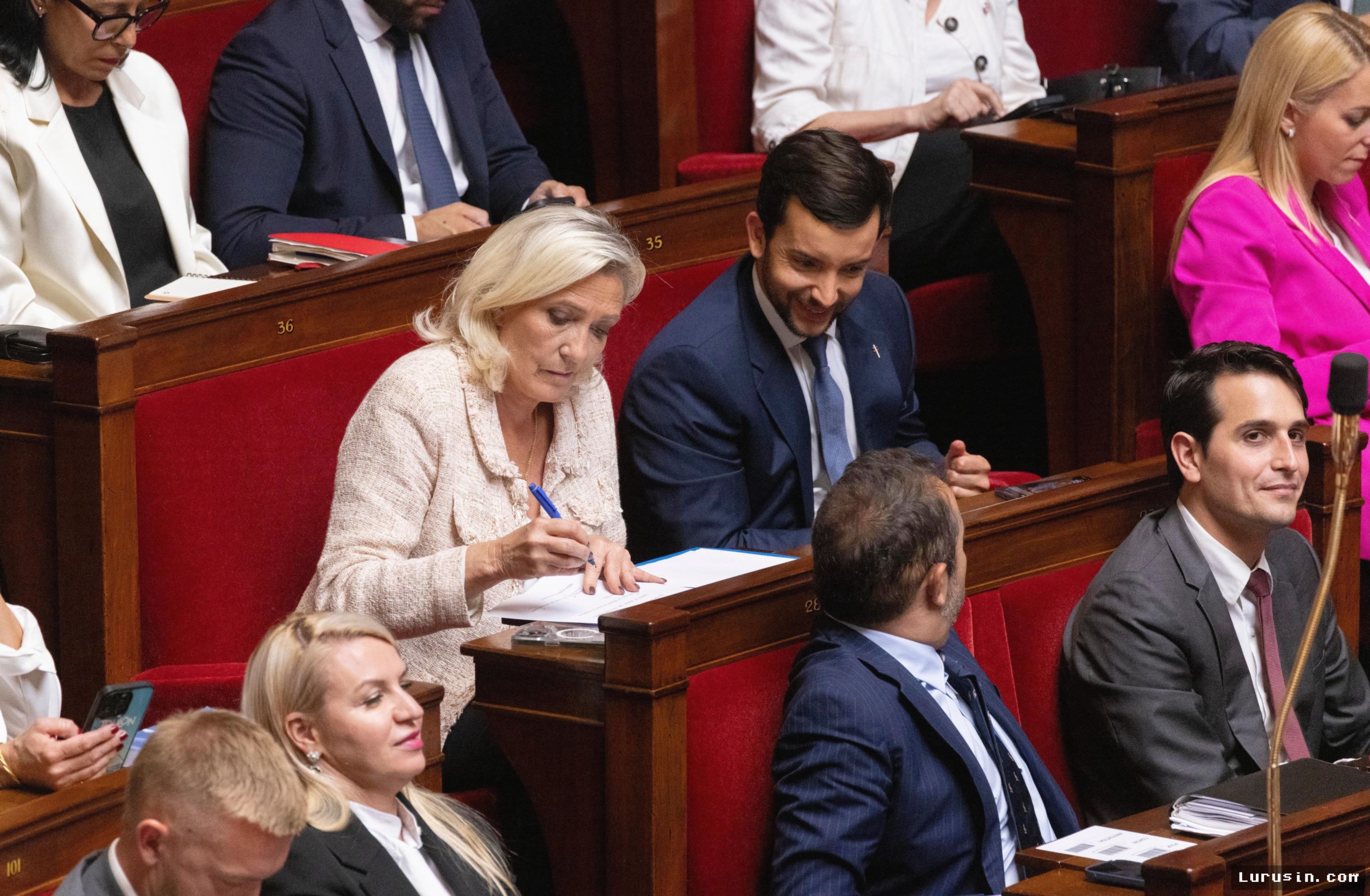 Paris — Partai Oposisi Marine Le Pen Guncang Stabilitas Pemerintahan Prancis