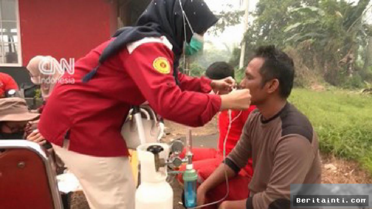 Pontianak Terkepung Asap Karhutla, Relawan Distribusikan Tabung Oksigen Medis