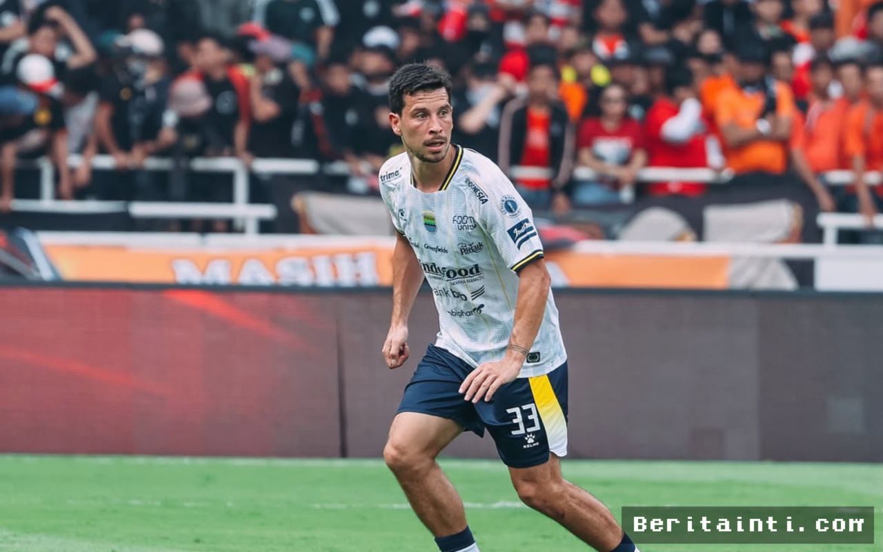 JAKARTA — Thom Haye Dihujat di GBK, Sang Kekasih Beri Pembelaan Menohok