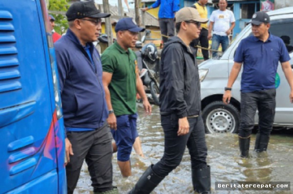 MEDAN — Rico Waas Terjang Banjir Belawan Demi Serap Aspirasi Warga