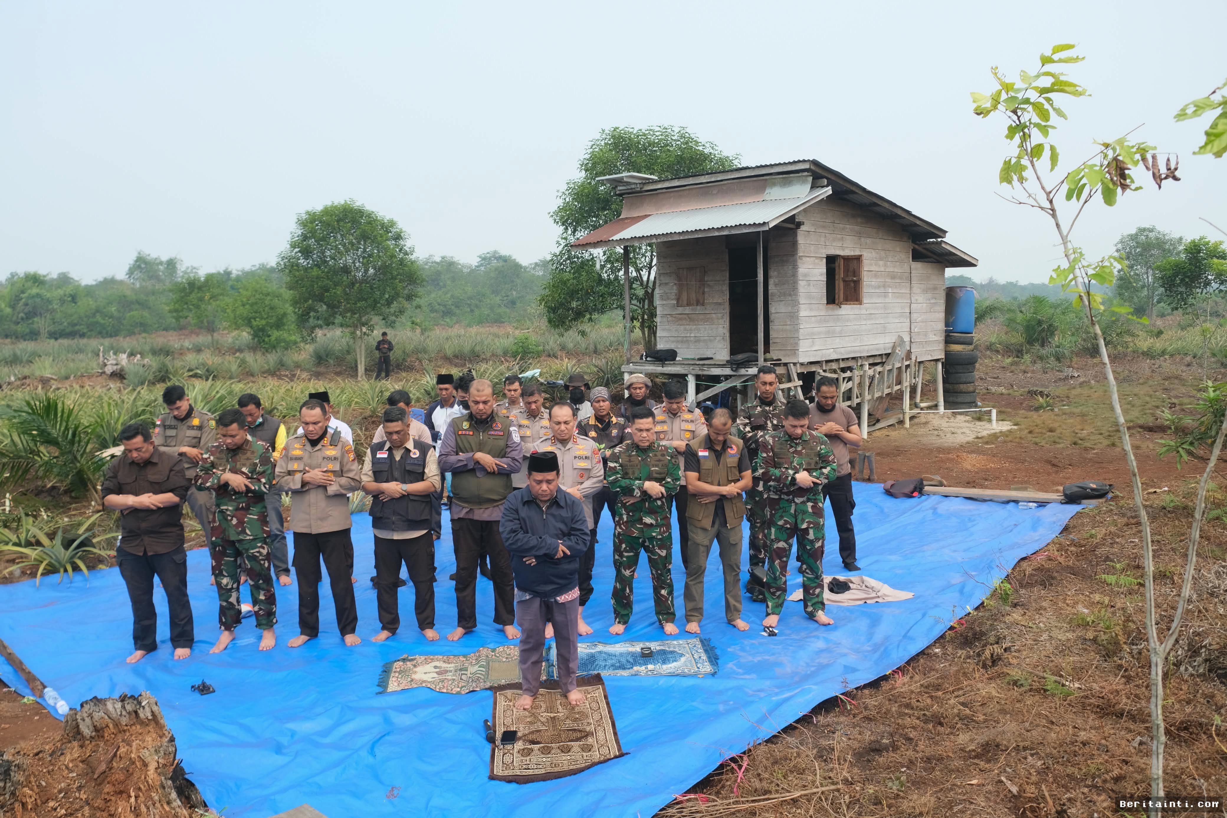 INHU — Kapolda dan Pangdam Tinjau Karhutla Serta Gelar Salat Istisqa