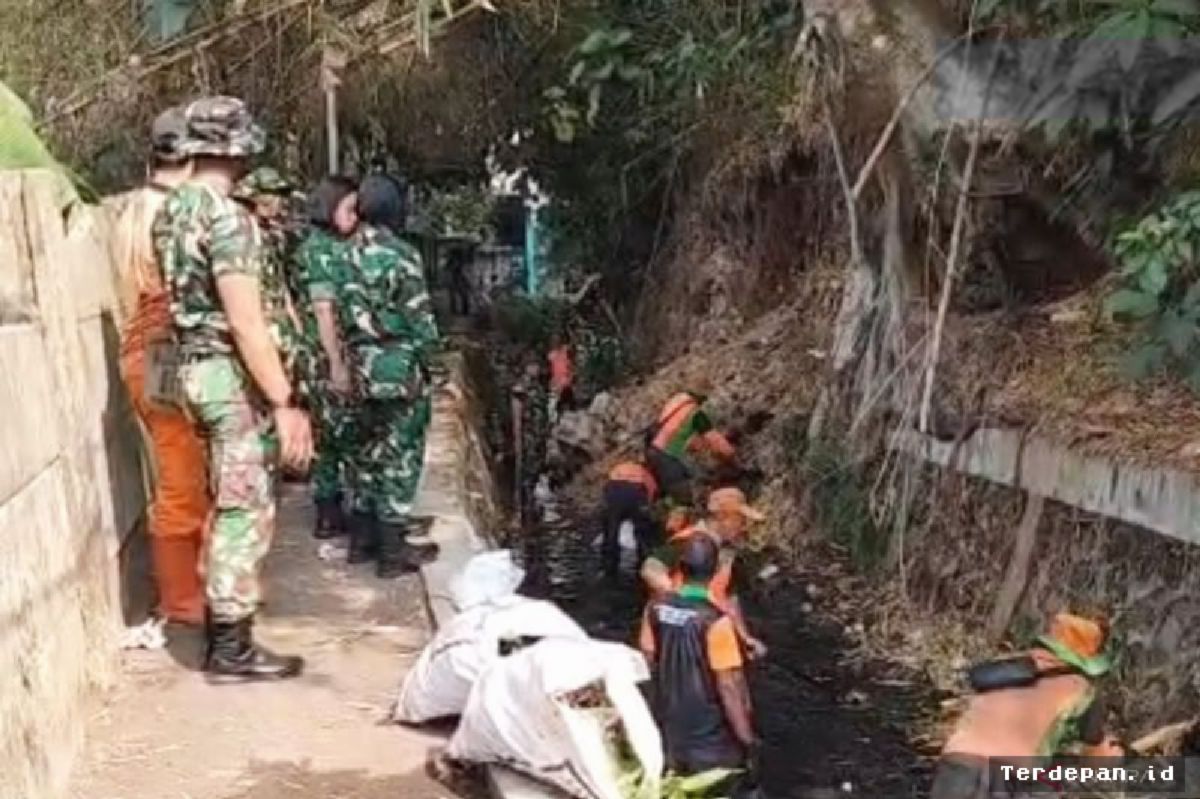 TNI dan Warga Cibubur Bersihkan Kali Caglak Cegah Banjir