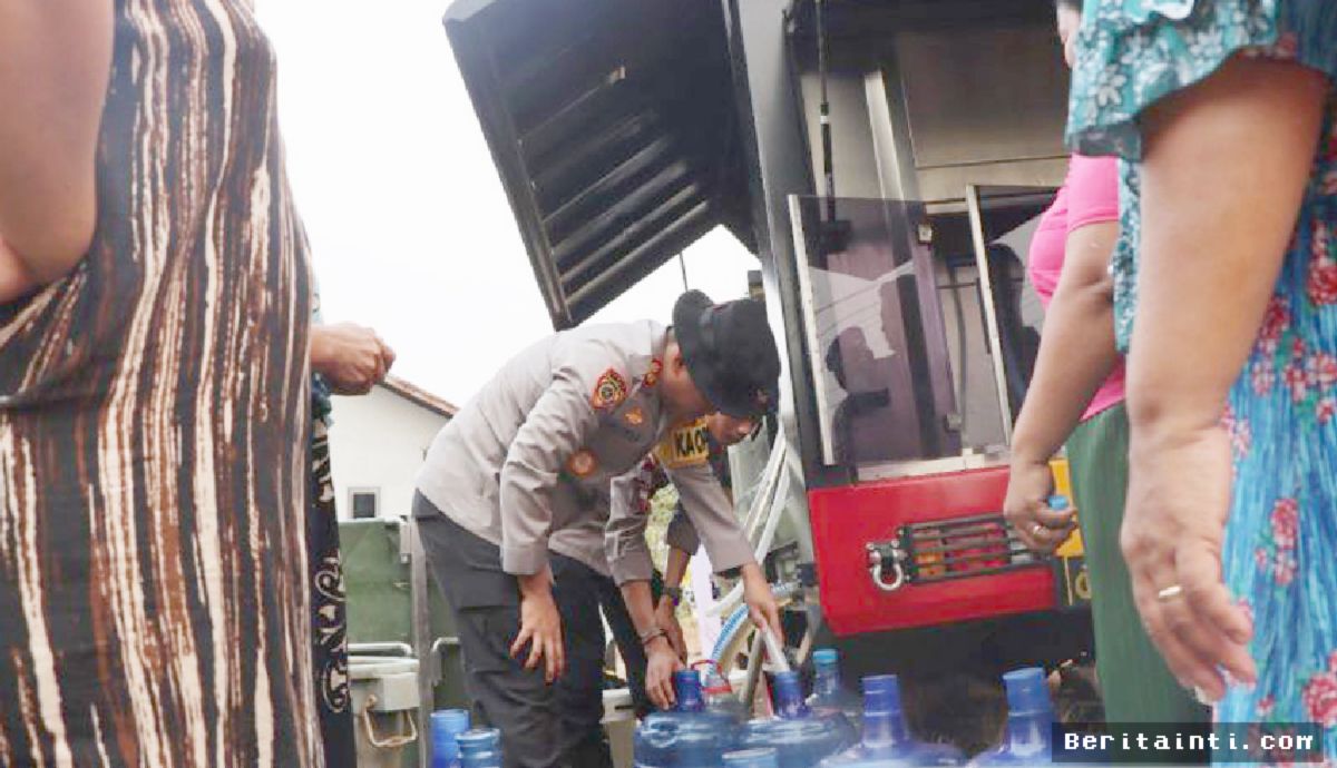 Polres Ketapang Kerahkan Kendaraan Pengolah Air Atasi Krisis di Pesisir
