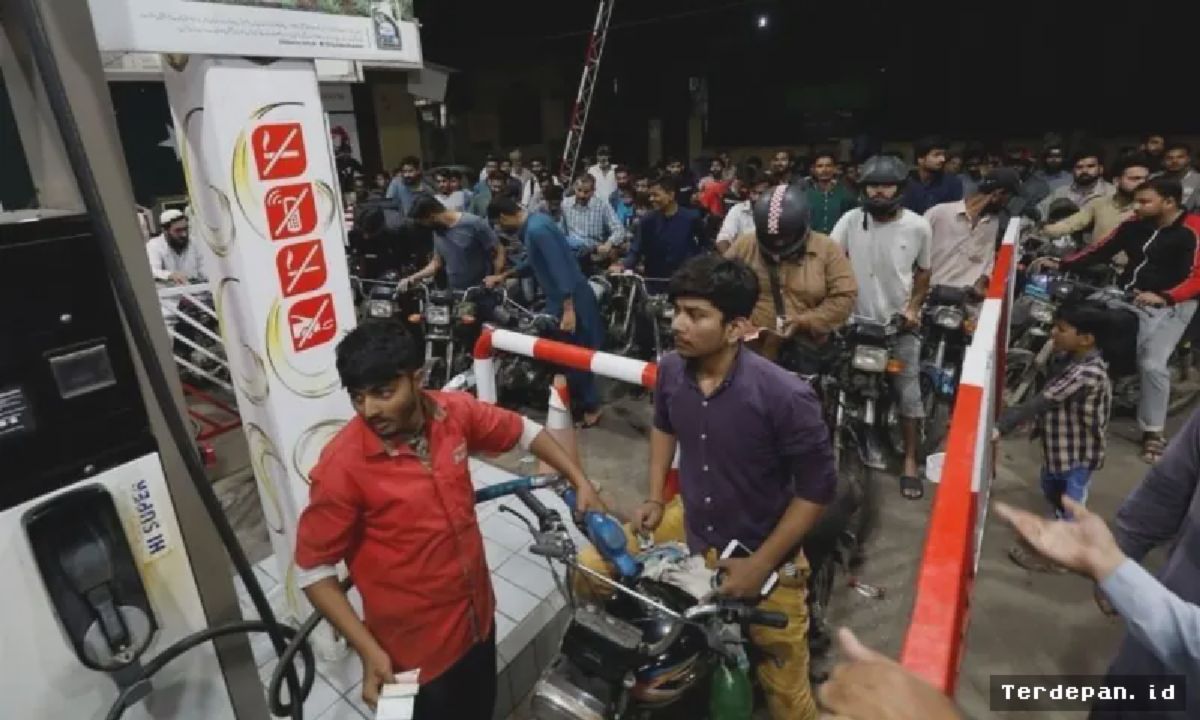 PAKISTAN — PM Shehbaz Sharif Luncurkan Subsidi BBM Khusus Kendaraan Kecil