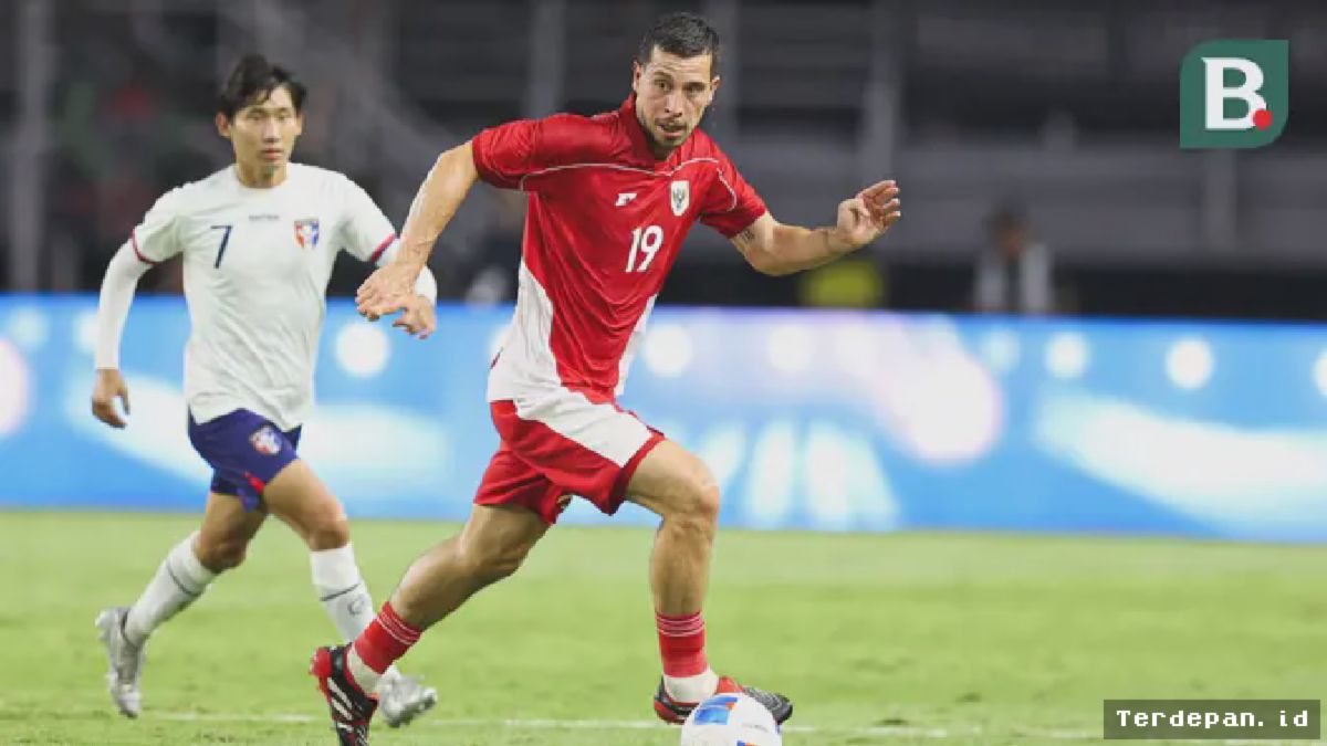 SURABAYA — Thom Haye Tampil Gemilang Memimpin Lini Tengah Timnas Indonesia