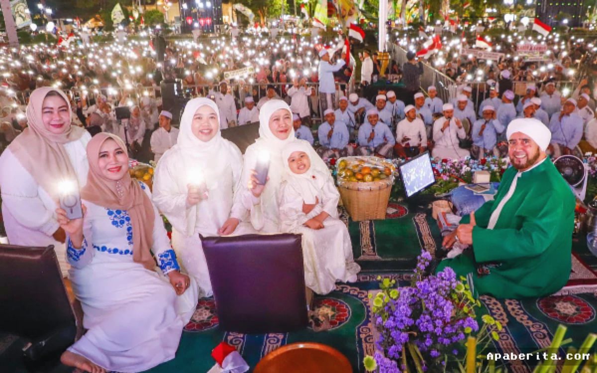 SURABAYA — Khofifah Gelar Selawat Akbar Sambut Kemerdekaan di Gedung Grahadi