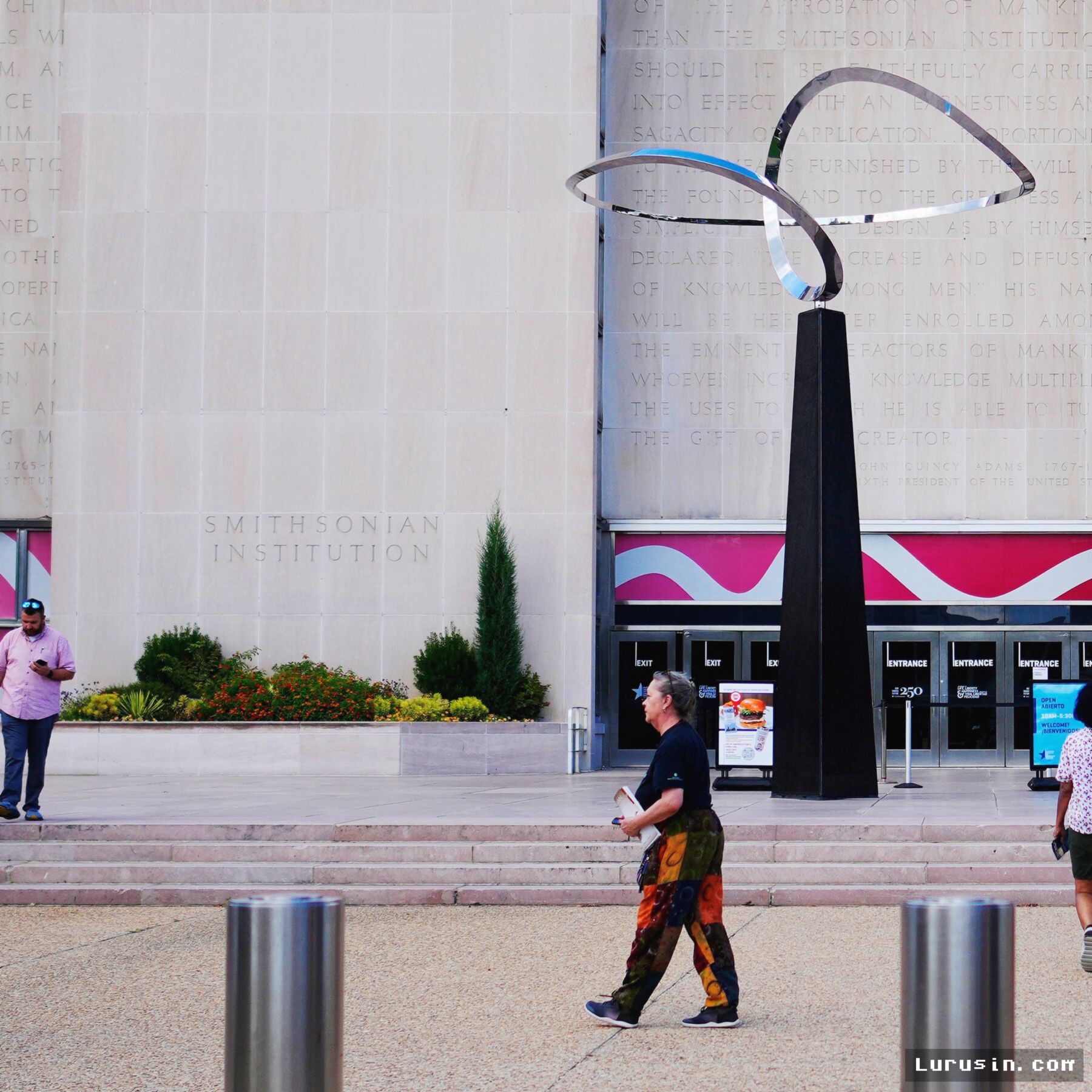 Pemerintahan Trump Berencana Pasang Papan Peringatan Konten di Museum Smithsonian