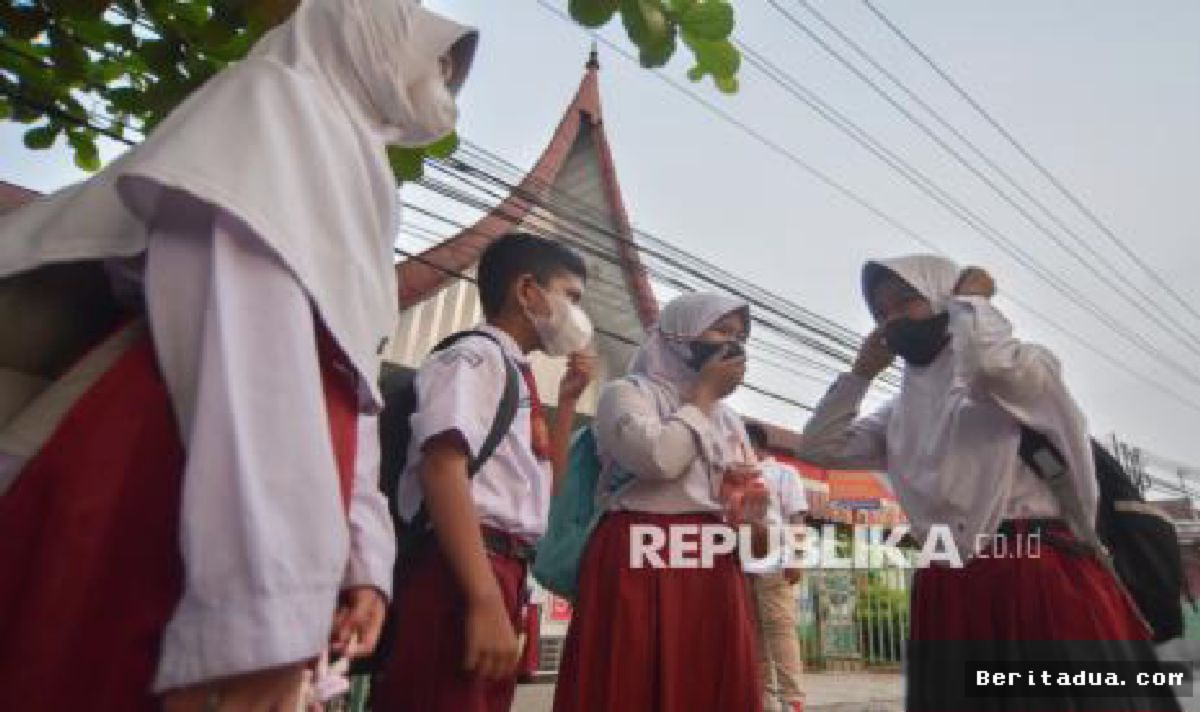 PADANG — Kabut Asap Pekat Memaksa Sekolah Terapkan Pembelajaran Jarak Jauh