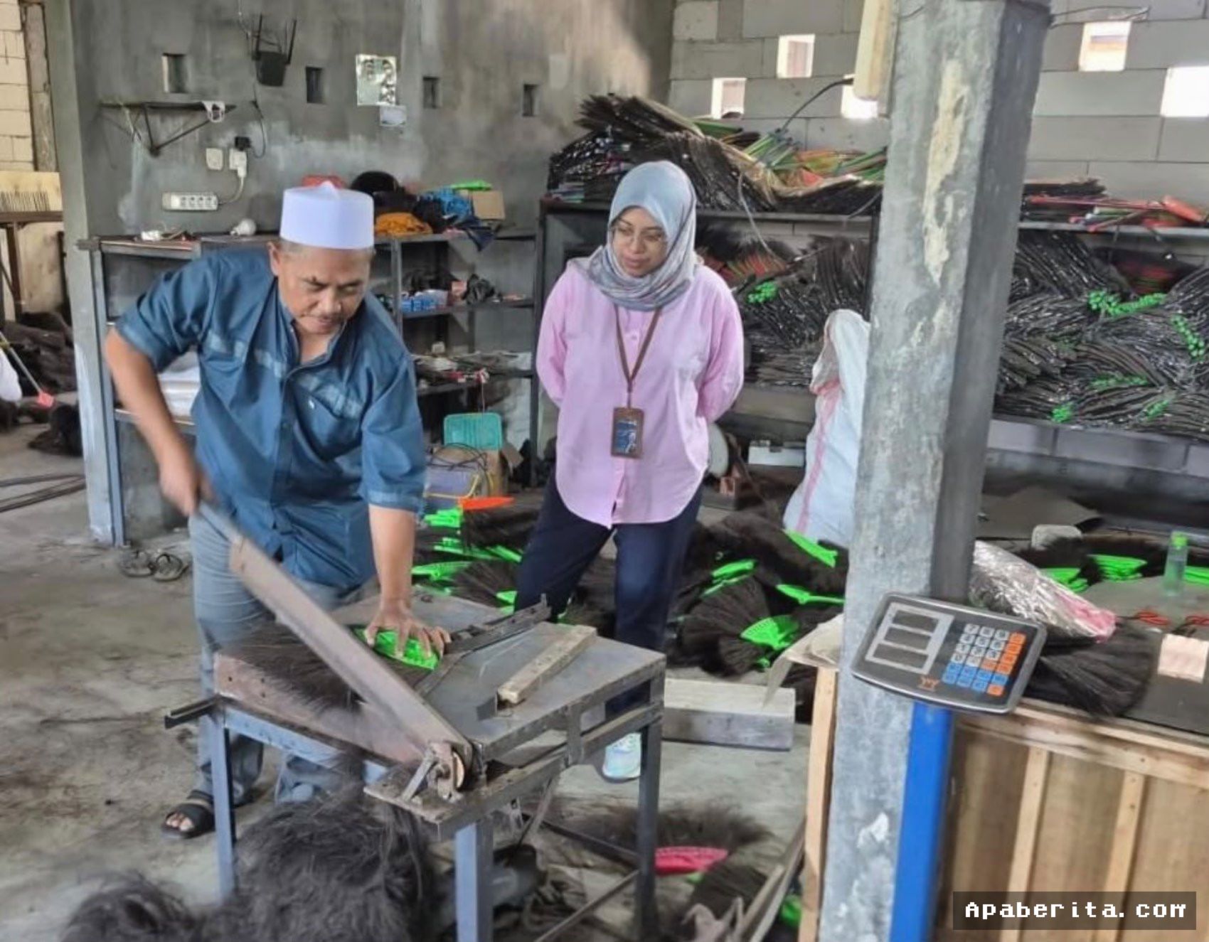 JEMBER — KUR BNI Kucurkan Rp200 Juta Dorong UMKM Sapu Ijuk Naik Kelas
