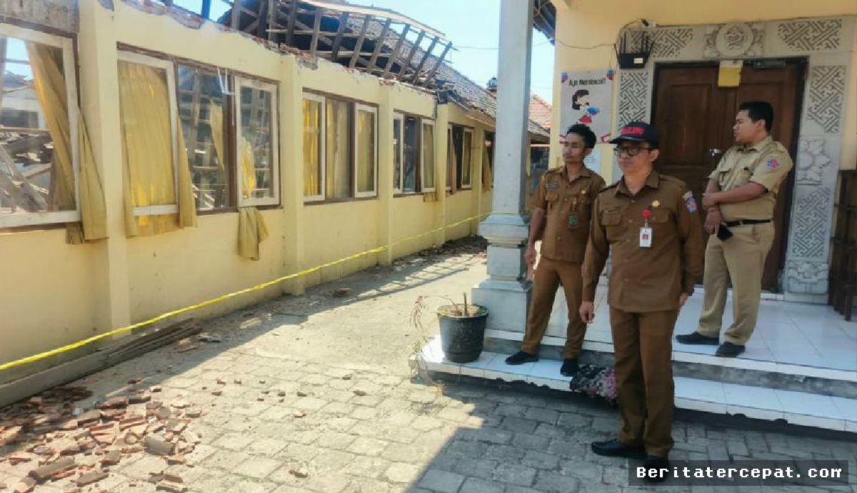 BULELENG — Atap Tiga Ruang Kelas SDN 3 Kalibukbuk Ambruk Total