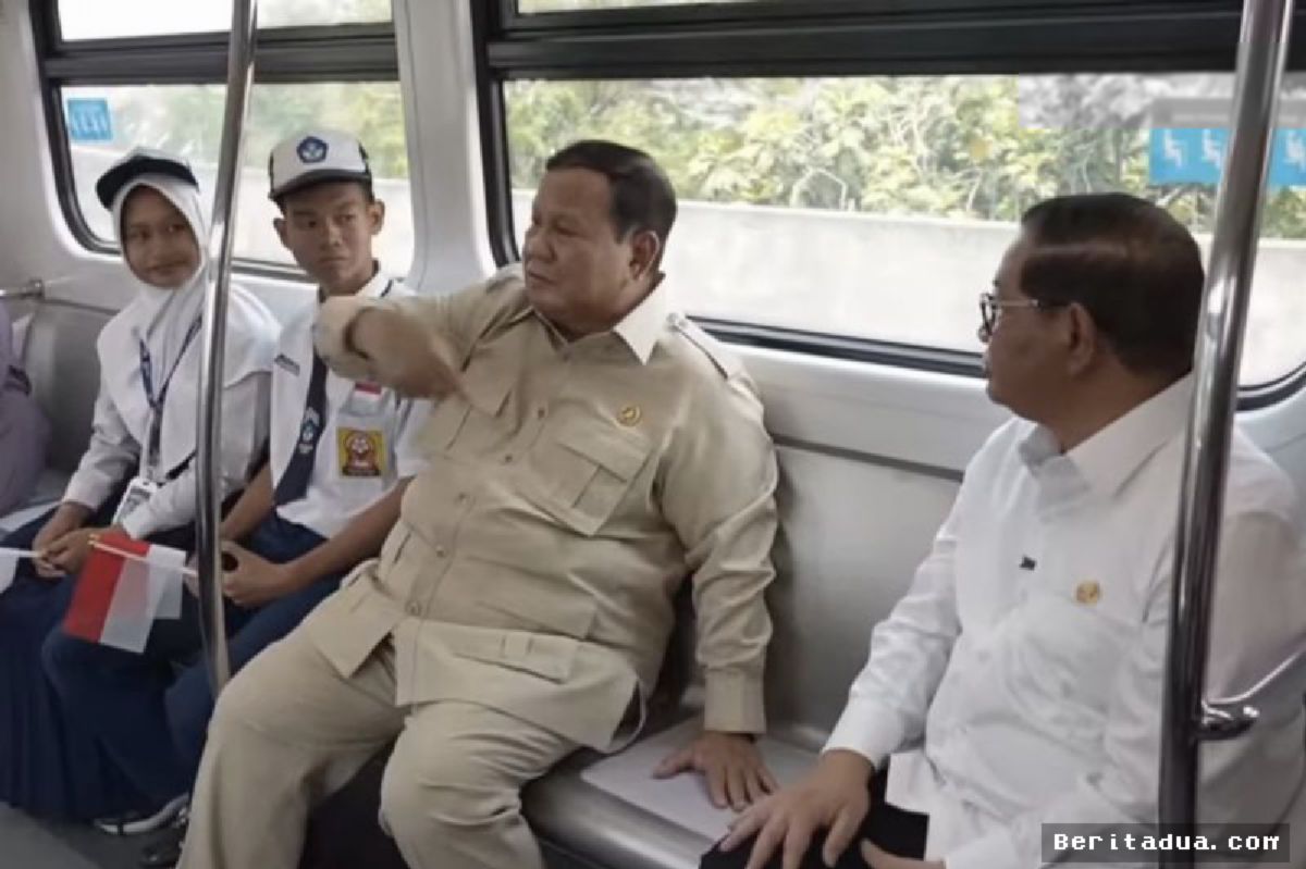 Prabowo Resmikan Rute Baru LRT Jakarta di Stasiun Kelapa Gading