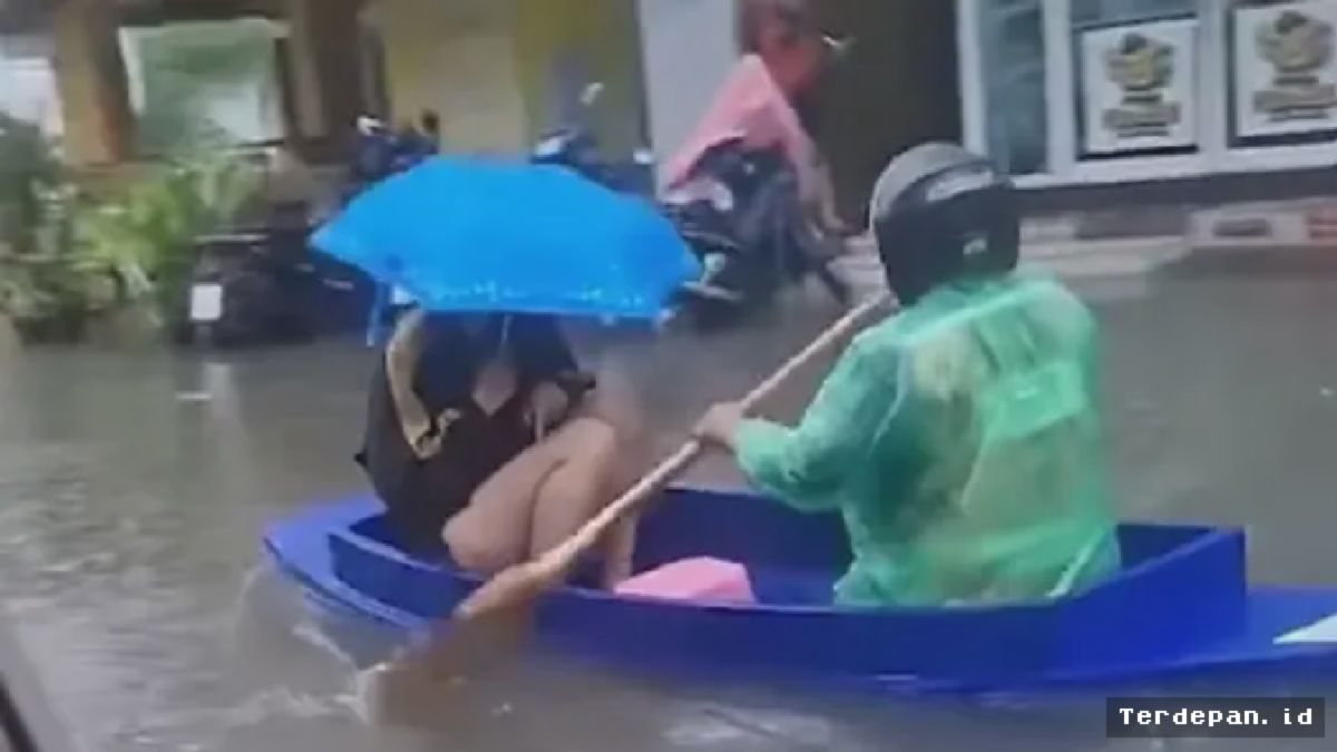 Banjir Hebat Rendam Bangkok, Warga Terpaksa Gunakan Perahu