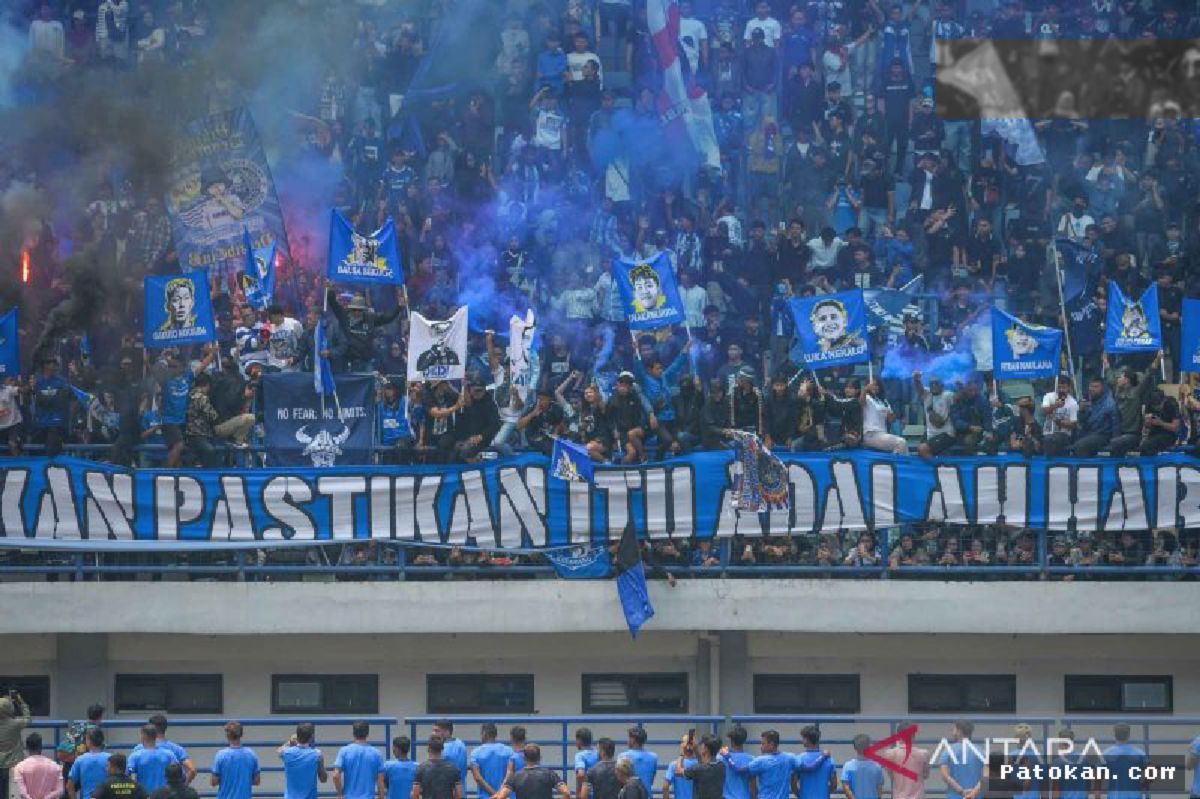 BANDUNG — Bobotoh Bakar Flare Beri Motivasi Persib Menjelang Laga El Clasico