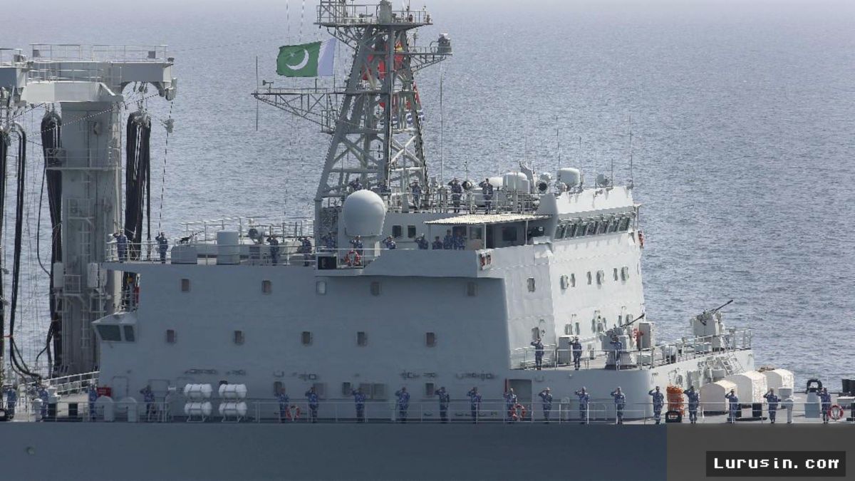 Kapal Perang India dan Pakistan Bertabrakan di Laut Arab