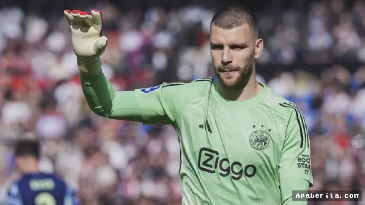 Rotterdam — Maarten Paes Tampil Gemilang Kawal Ajax Hadapi Feyenoord