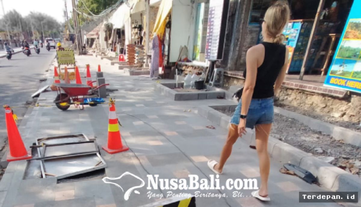 BADUNG — Penataan Jalur Pedestrian Pantai Kuta Masuk Tahap Penyelesaian