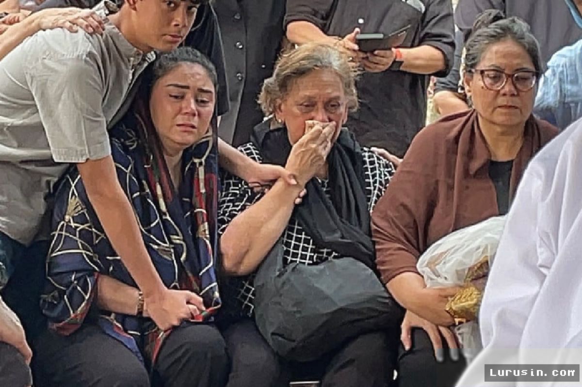 JAKARTA — Tangis Thalita Latief Pecah Saat Melepas Ayahanda di Jeruk Purut