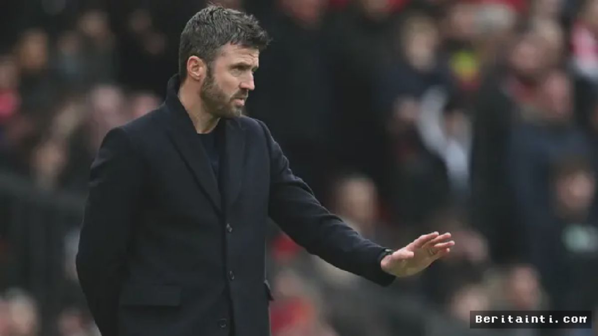 MANCHESTER — Michael Carrick Kembali Pimpin Manchester United Hadapi Fulham