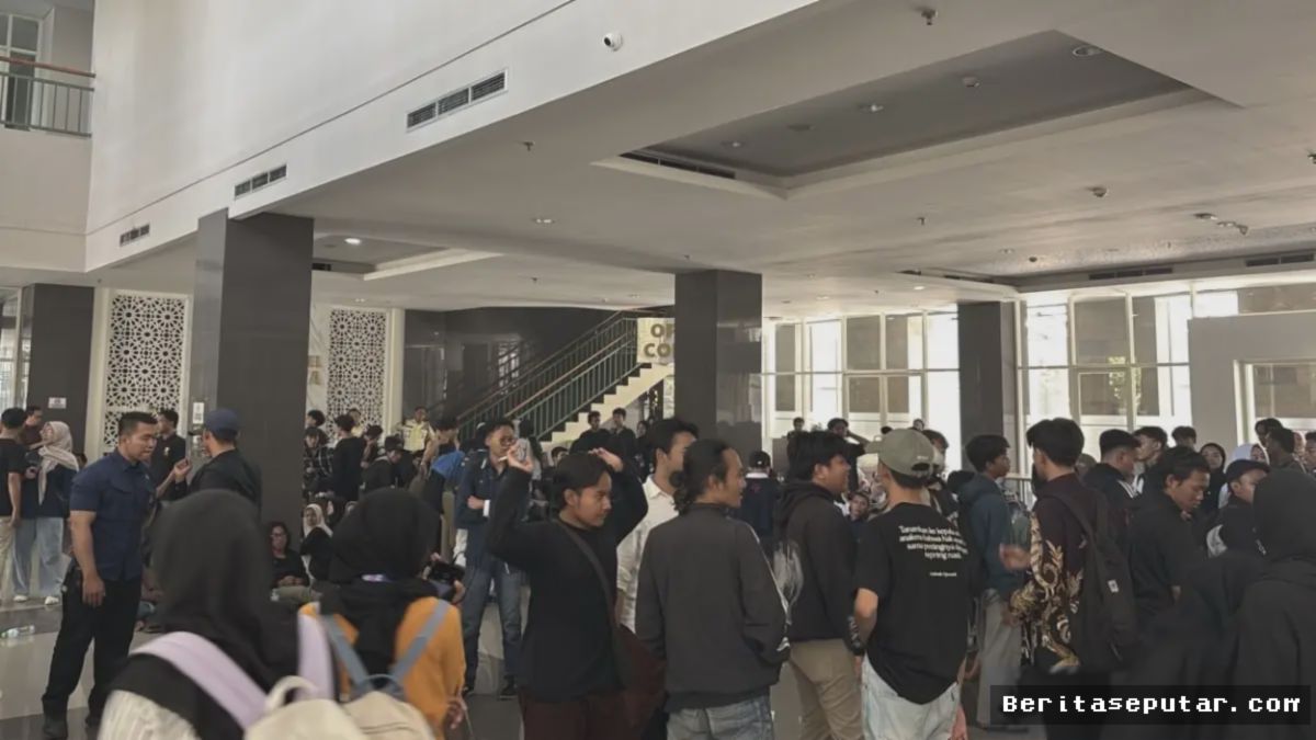 [SURABAYA] — Gelar Aksi Demo, Mahasiswa UINSA Desak Pencopotan Rektor