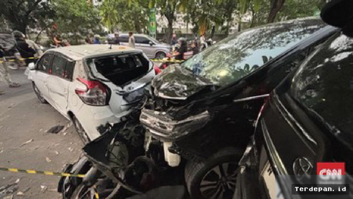 Surabaya: Alphard Tabrak Lari Picu Kecelakaan Beruntun Belasan Kendaraan