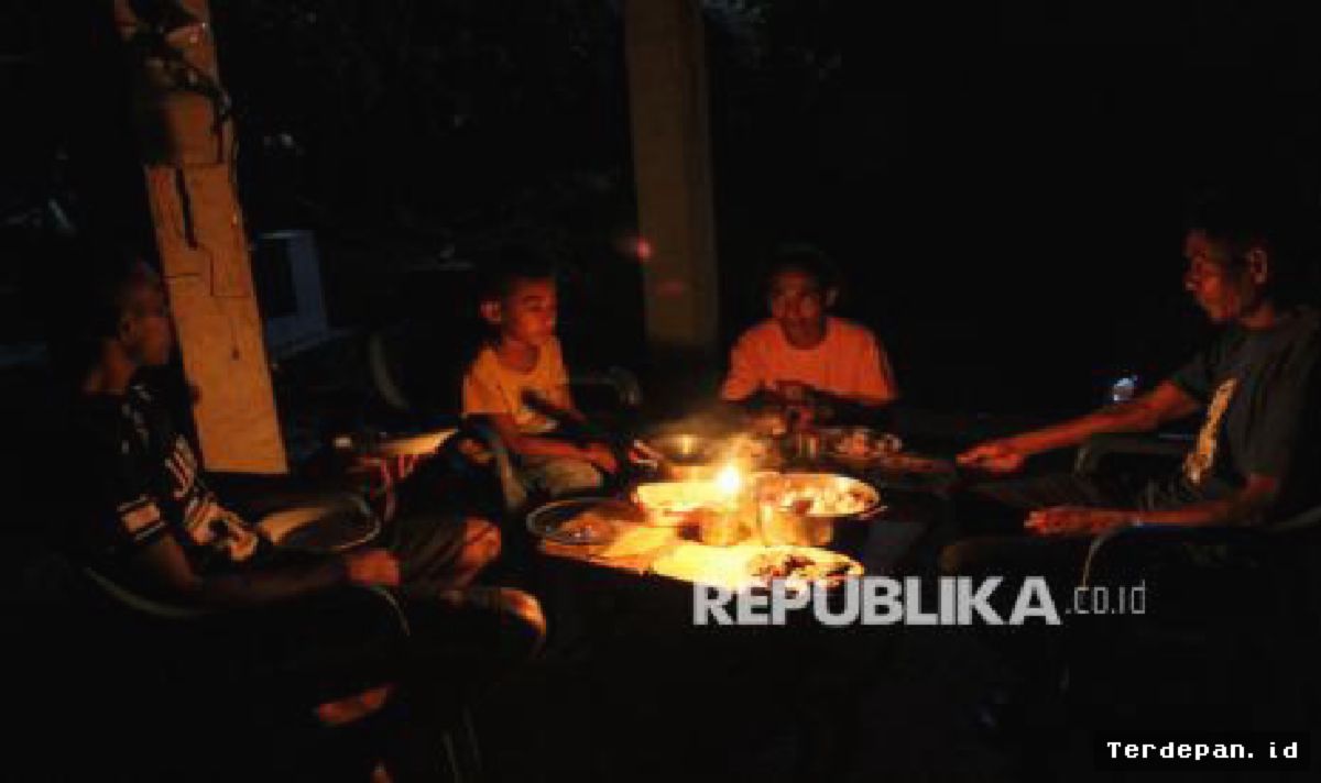 SIKKA — Puluhan Tahun Tanpa Listrik, Warga Desa Lidi Manfaatkan Pelita