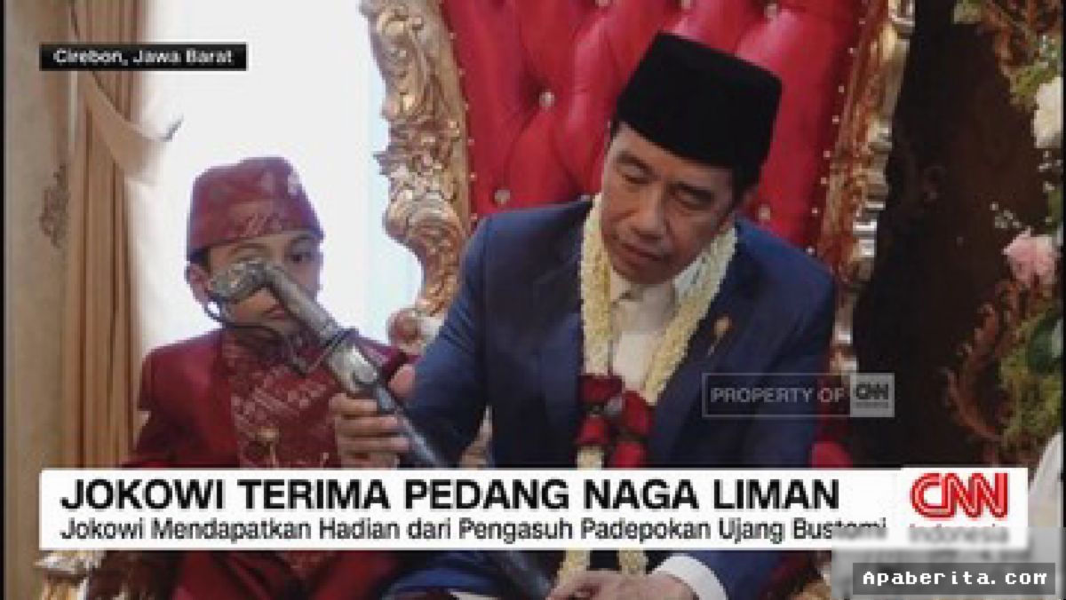 CIREBON — Jokowi Terima Hadiah Pedang Naga Liman di Padepokan