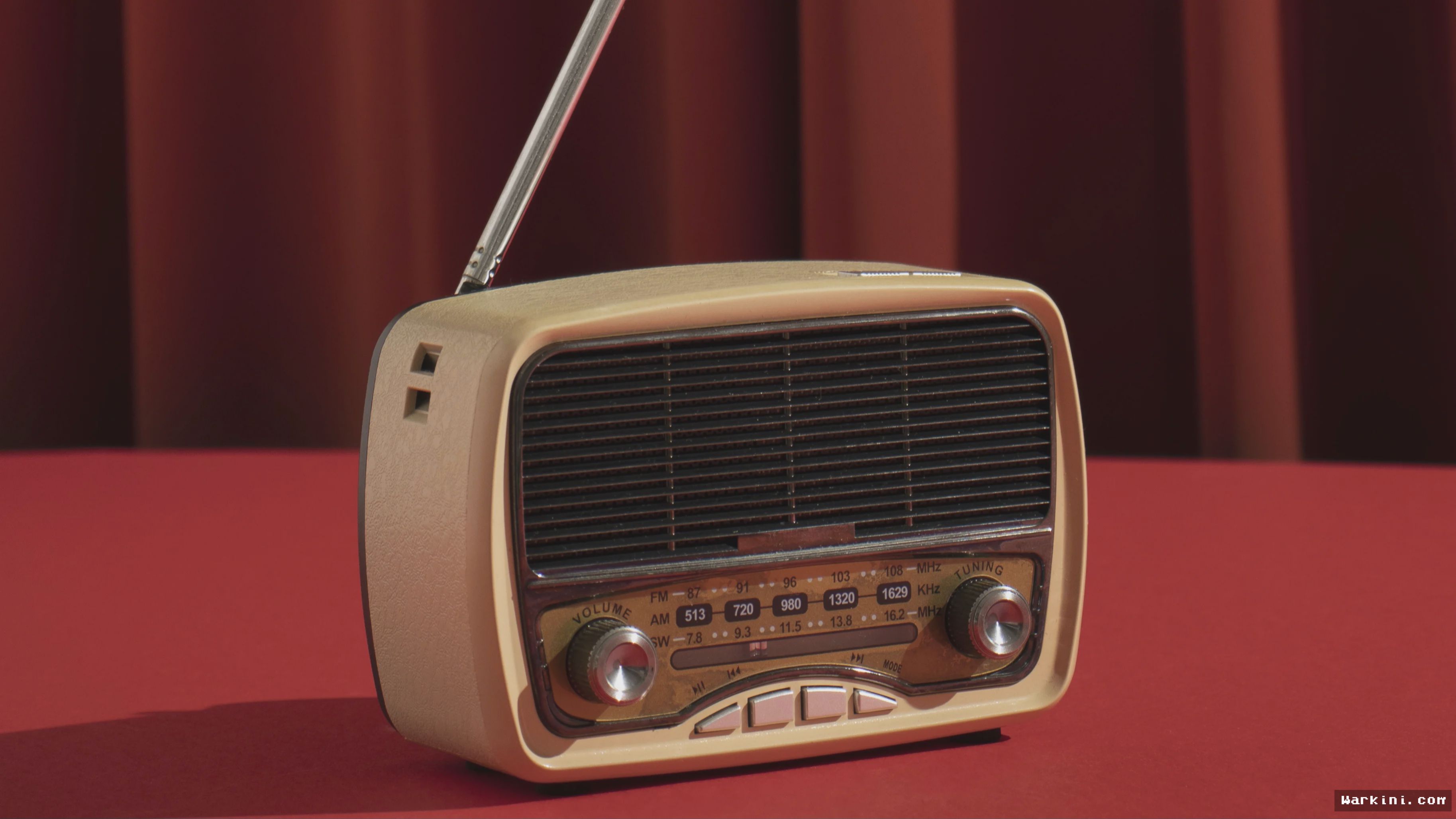Radio Bertransformasi dari Tabung Kayu Raksasa Menjadi Aplikasi Ponsel Pintar