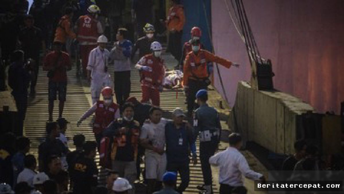 BANJARMASIN — Tim SAR Evakuasi 85 Penumpang KM Virgo Transport ke Trisakti
