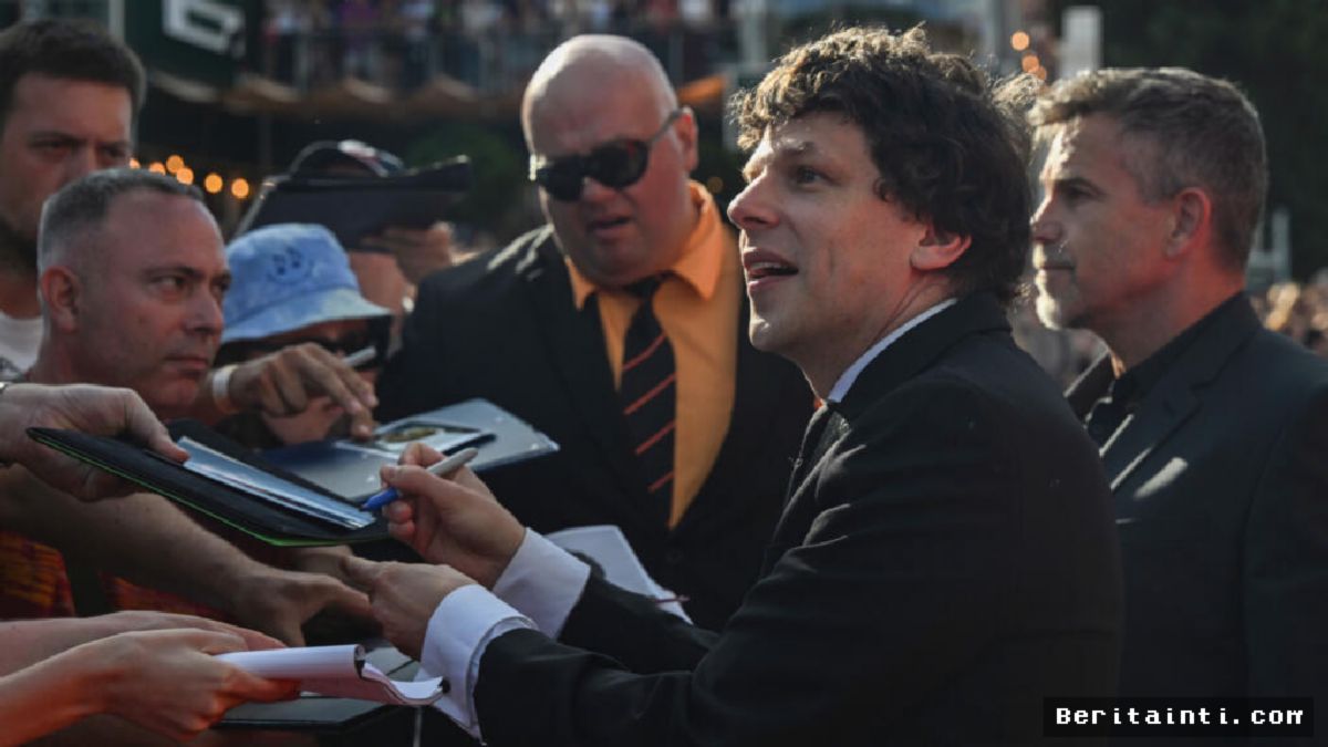 Jesse Eisenberg Gandeng Julianne Moore dalam Drama Psikologis The Debut