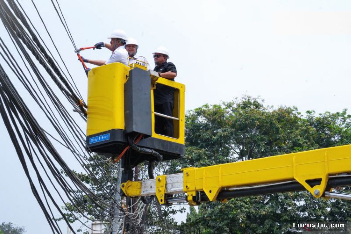 Pemkot Jakarta Timur Tertibkan 792 Meter Kabel Udara Semrawut