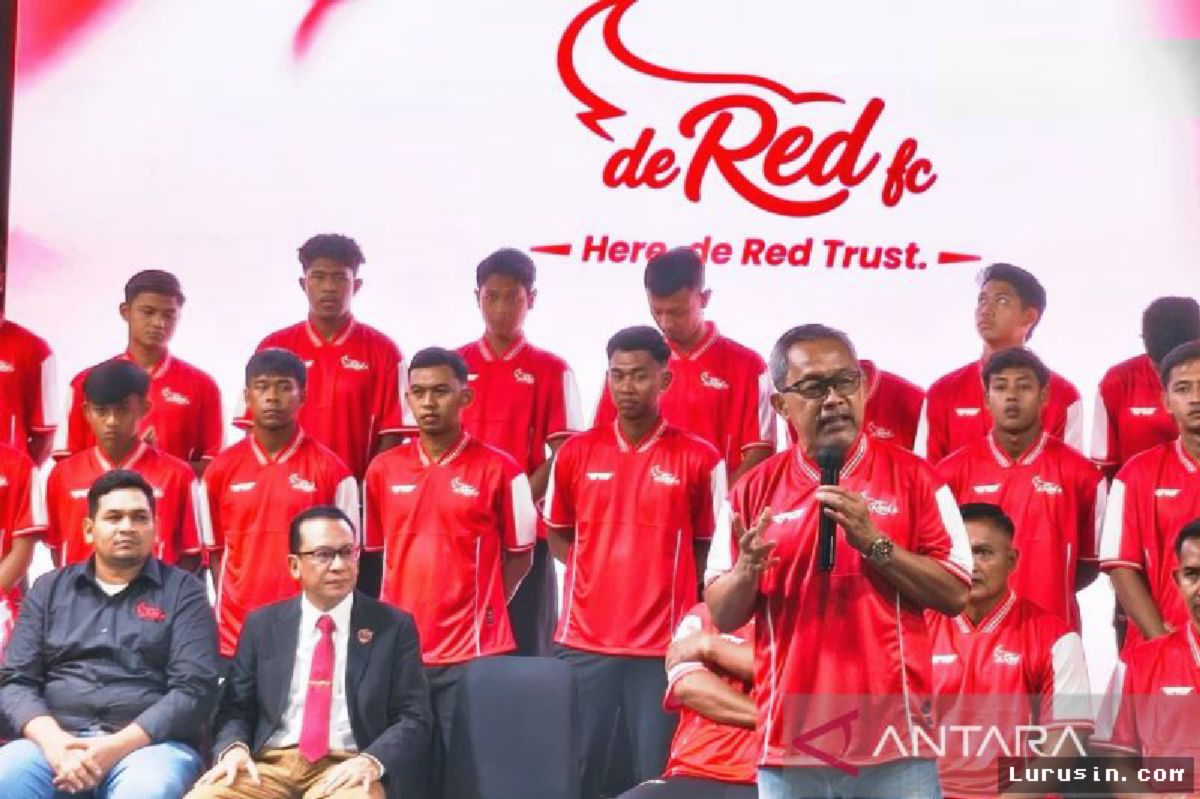 SURABAYA — Aji Santoso Targetkan Pembinaan Pemain Muda De Red FC