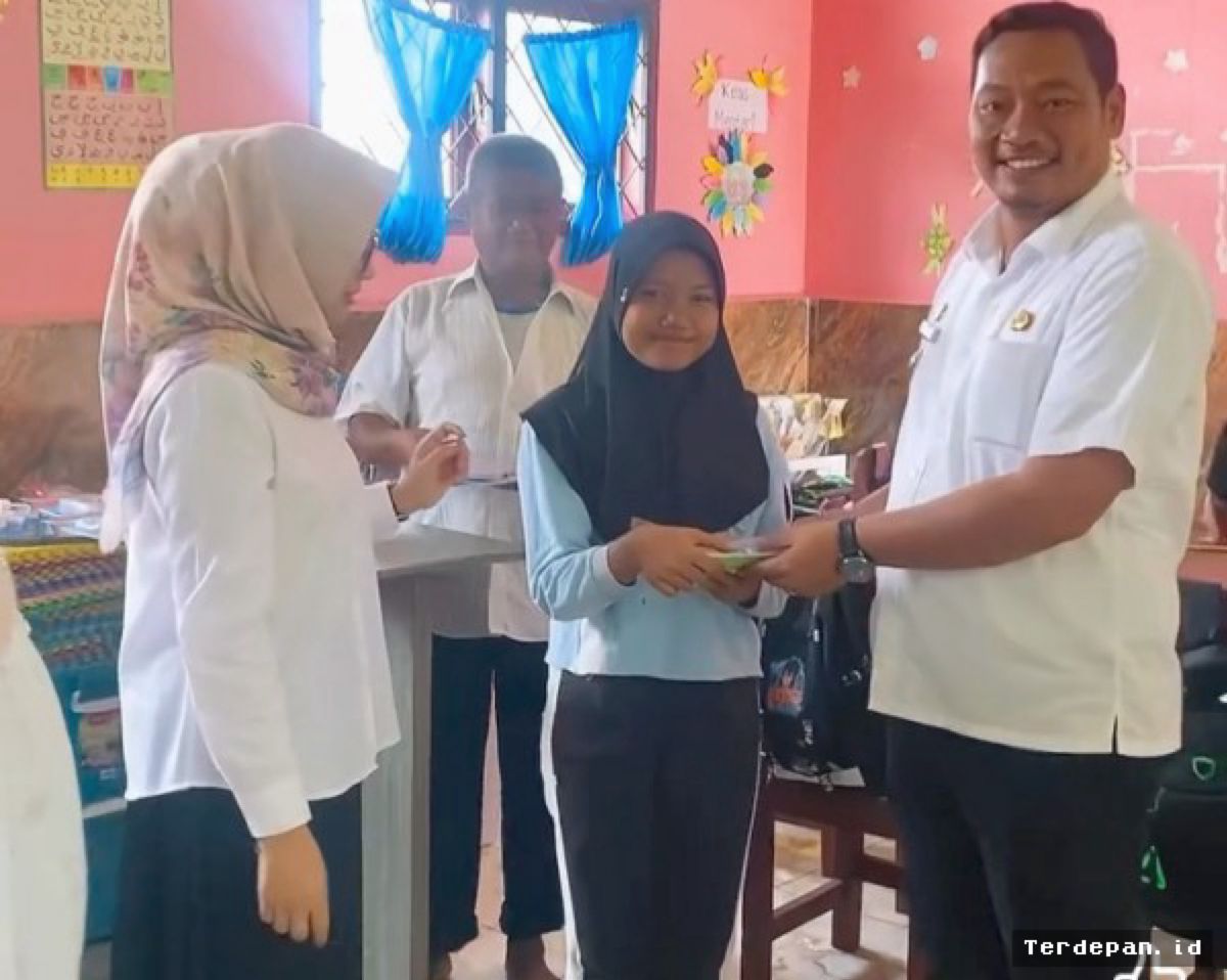 Camat Sunggal Salurkan Bantuan Alat Tulis ke PKBM Bernas