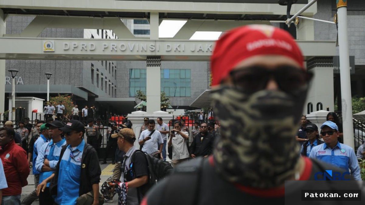 JAKARTA — Massa Buruh KBPBI Gelar Demonstrasi di Gedung DPRD