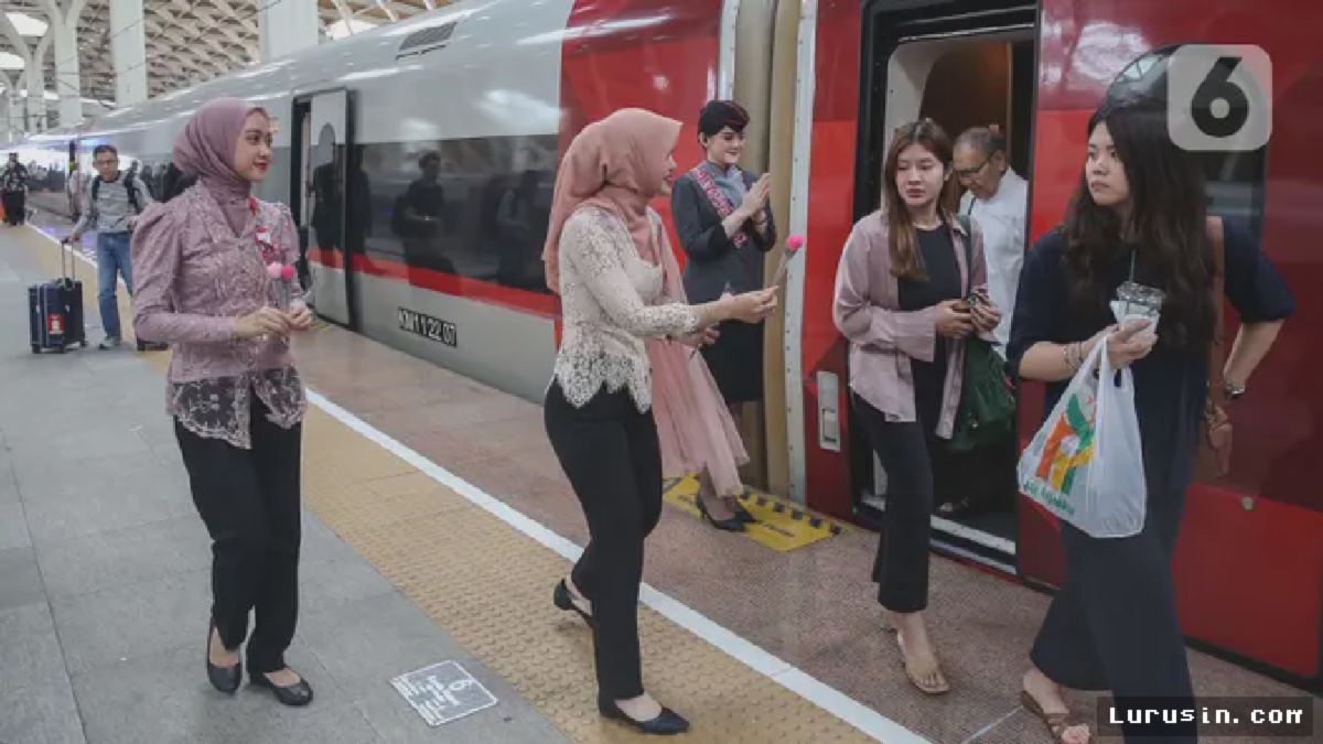 KCIC — Petugas Whoosh Berkebaya Bagikan Bunga Peringati Hari Kartini