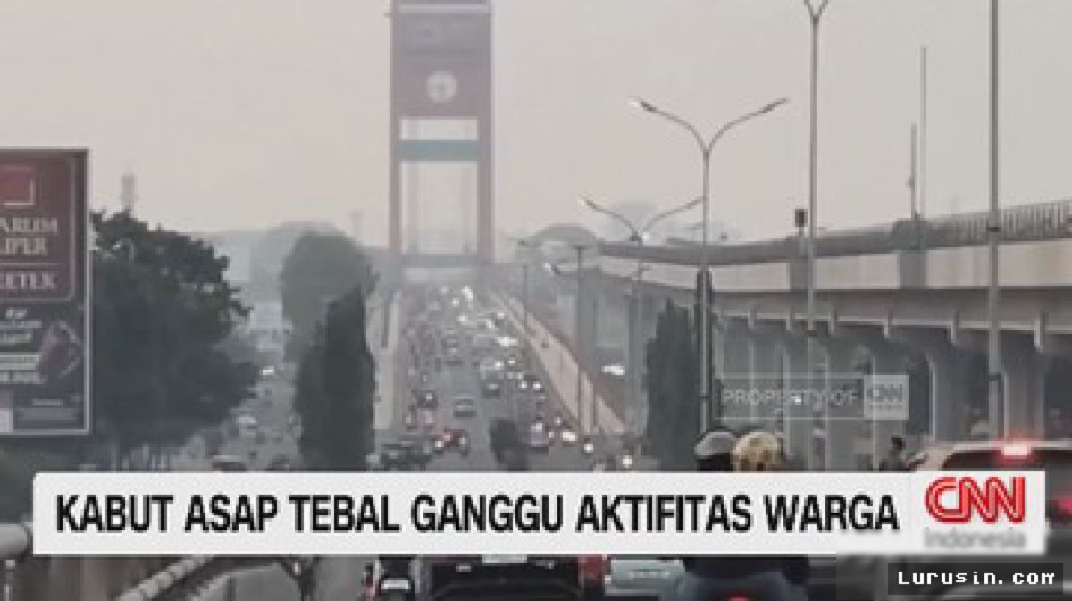 PALEMBANG — Kabut Asap Pekat Melanda, Jarak Pandang Tersisa 100 Meter