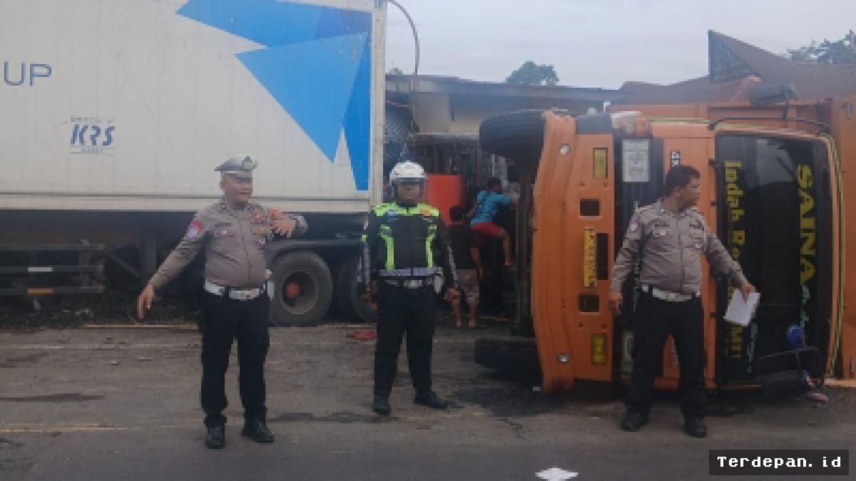 DELI SERDANG — Tabrakan Beruntun Rusak Empat Rumah dan Sekolah