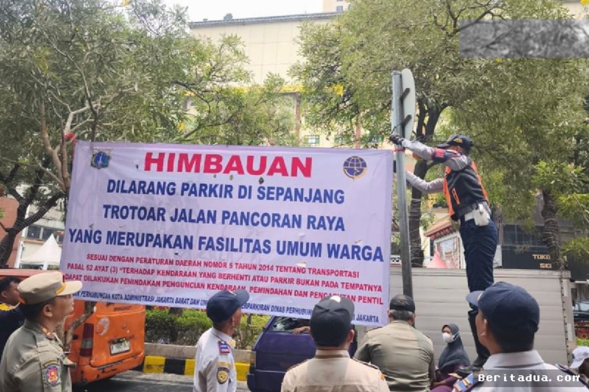 GLODOK — Petugas Tertibkan Parkir Liar dan Pasang Spanduk Larangan