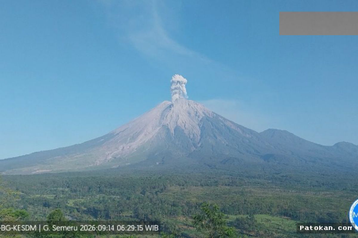 Gunung Semeru Erupsi Tiga Kali, Semburkan Abu Vulkanik Satu Kilometer
