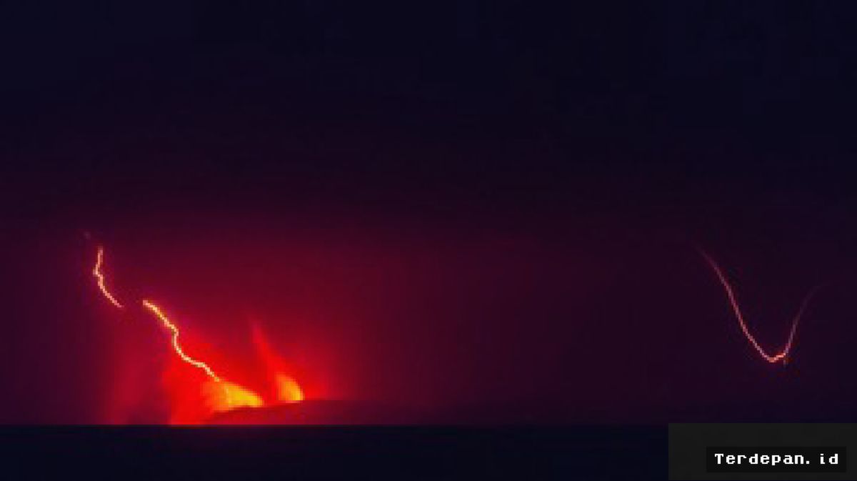ANAK KRAKATAU — Erupsi Memicu Petir Vulkanik dan Gangguan Geomagnetik