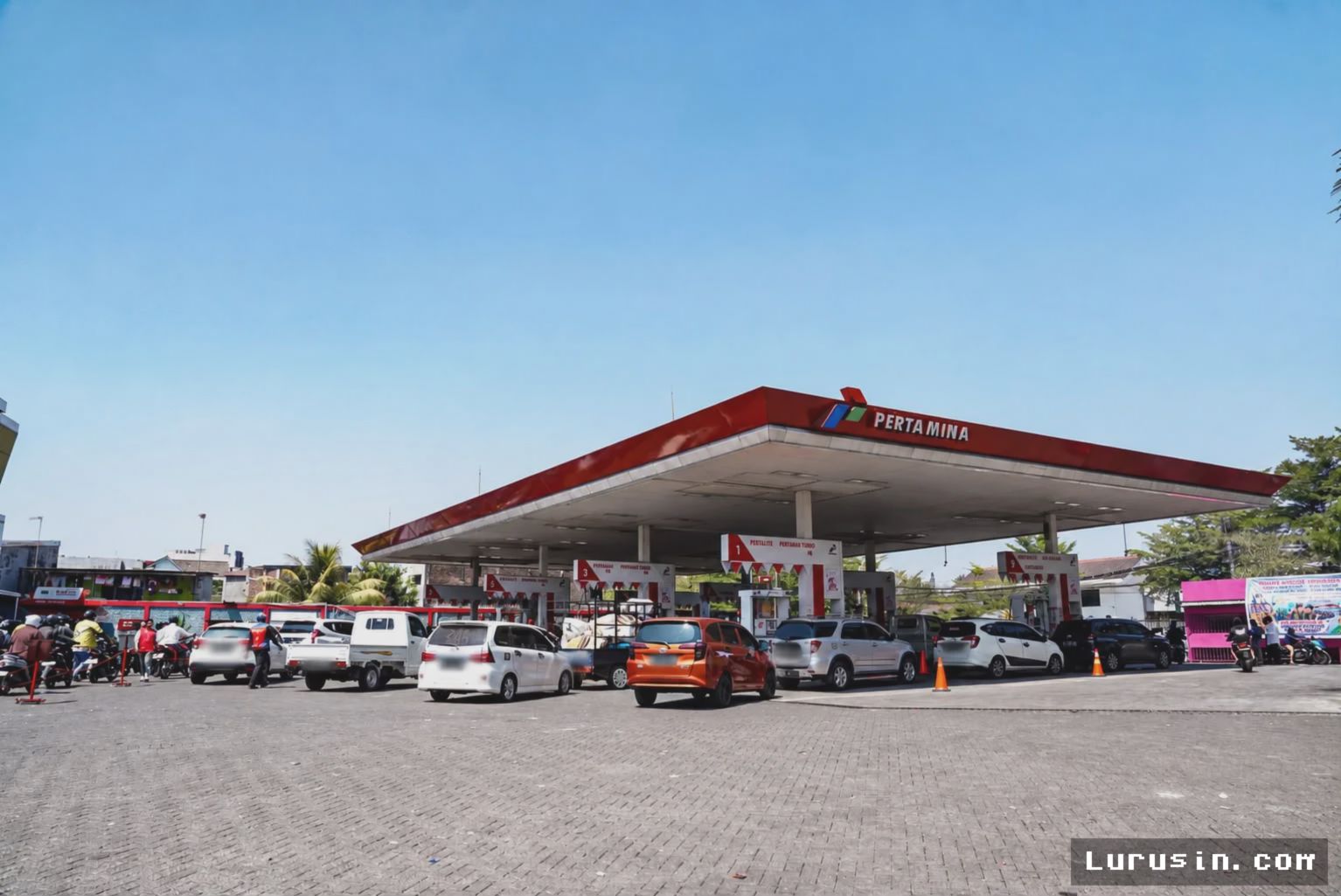 Makassar — Pertamina Genjot Pasokan Redakan Antrean BBM di SPBU
