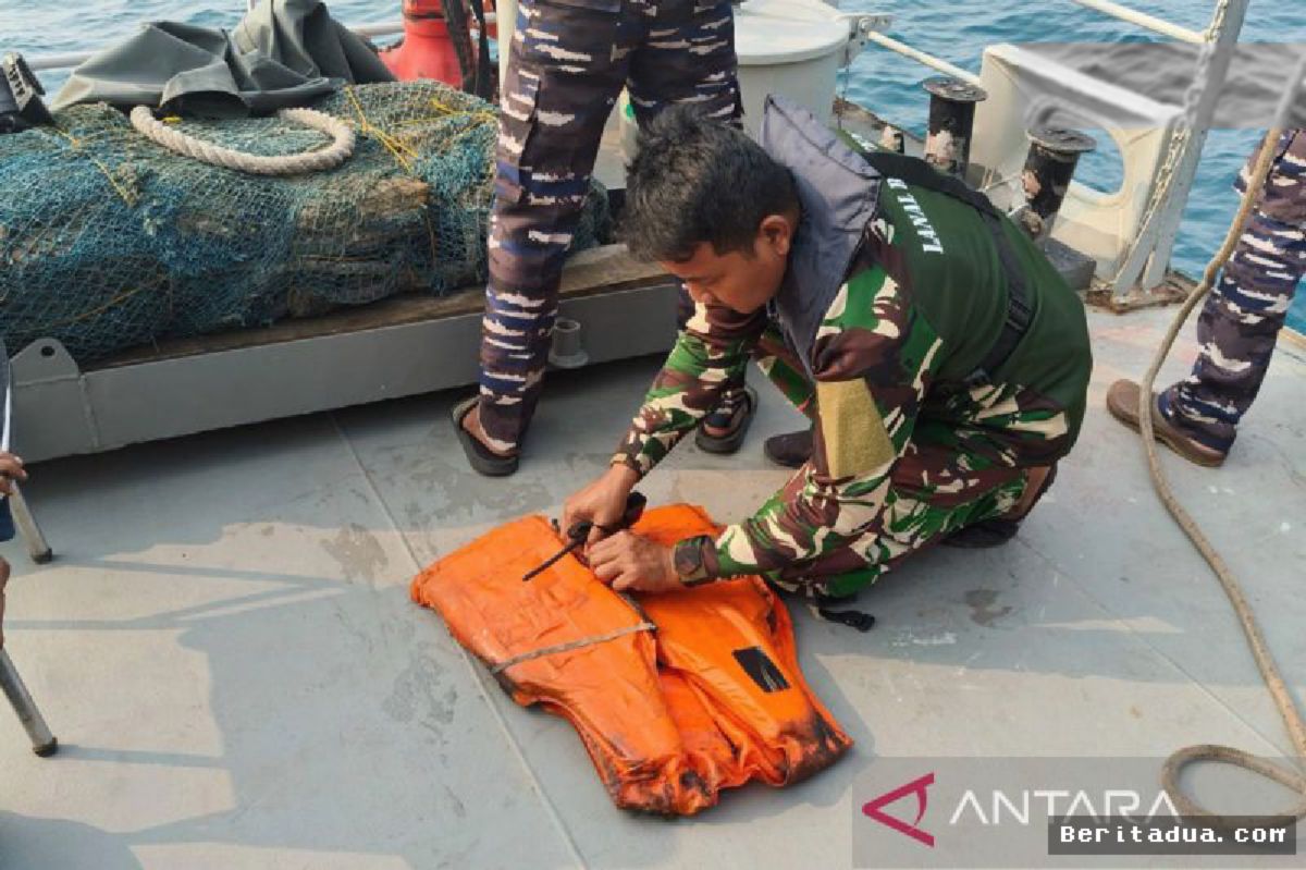 JAKARTA — TNI Menyita 21.400 Batang Ganja dan Selidiki Pelampung Misterius