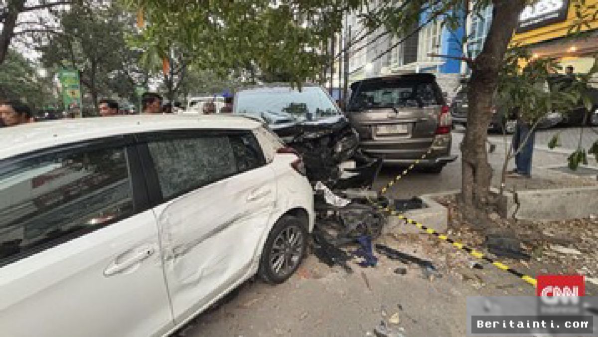 SURABAYA — Sopir Alphard Tabrak Beruntun Mengaku Mengantuk Usai Minum Obat